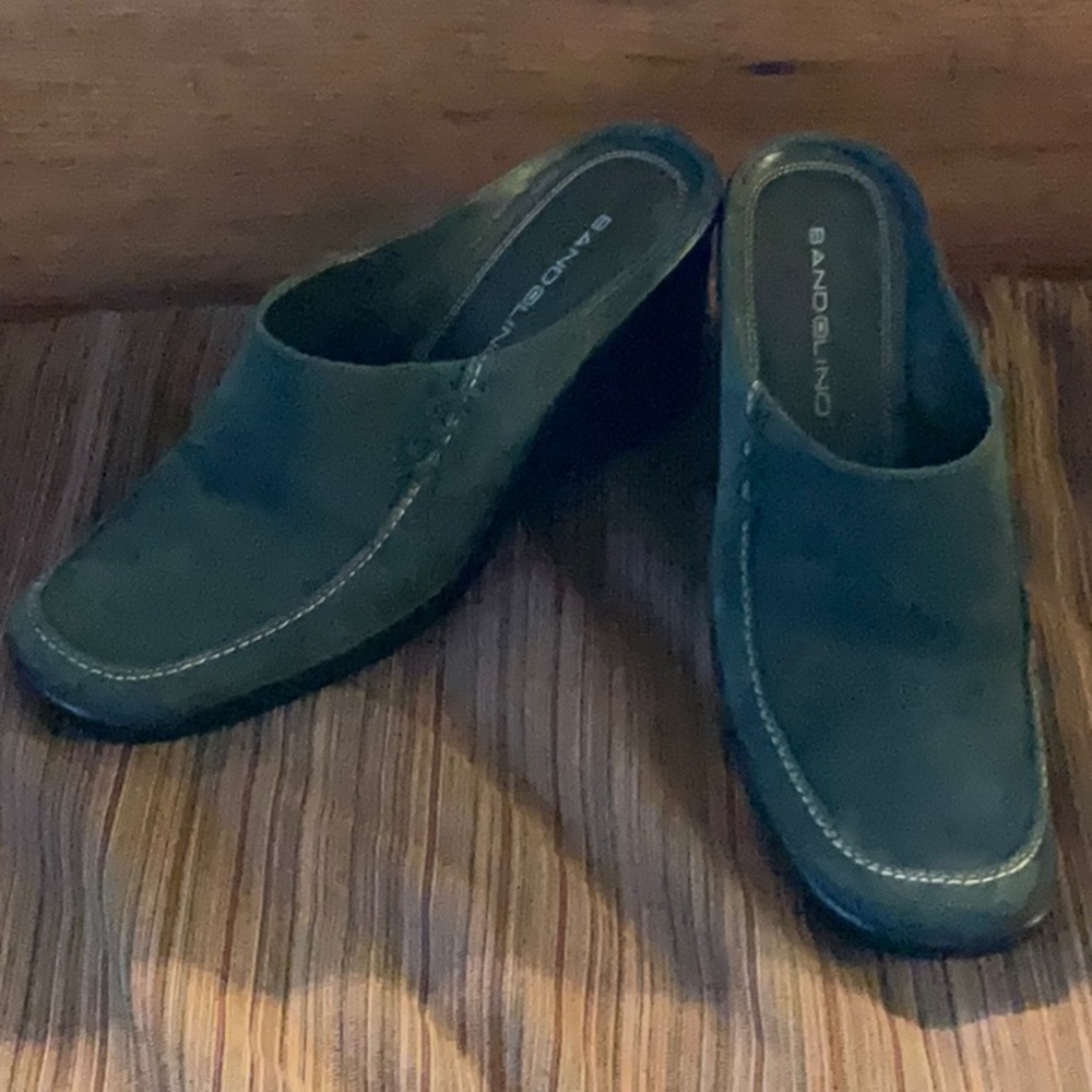 Women’s Bandolino, green suede, leather wedge